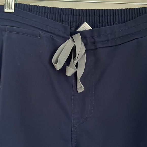 Figs Navy Yola™ - Skinny Scrub
Pants 2.0
S - Navy - Picture 4 of 6